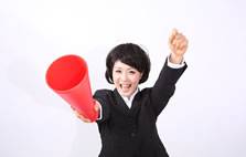 ガッツポーズの女性