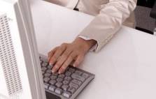 ネットをする女性