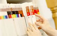 カルテを探す女性